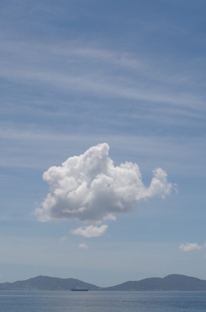 海の上に浮かぶひとつの雲