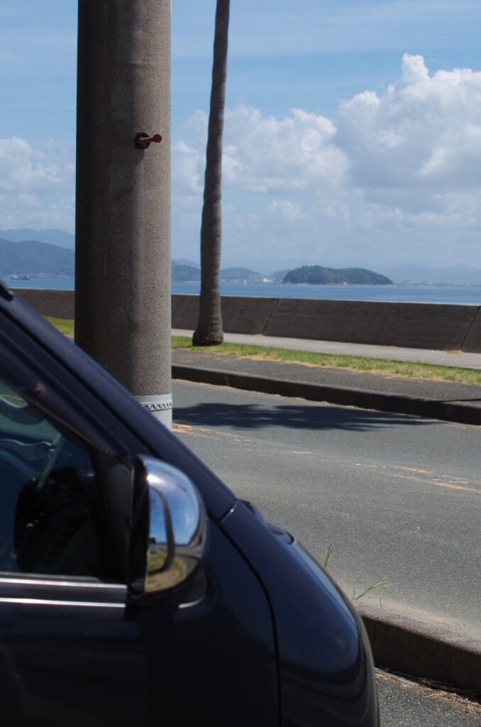 電柱越しに見える海と島