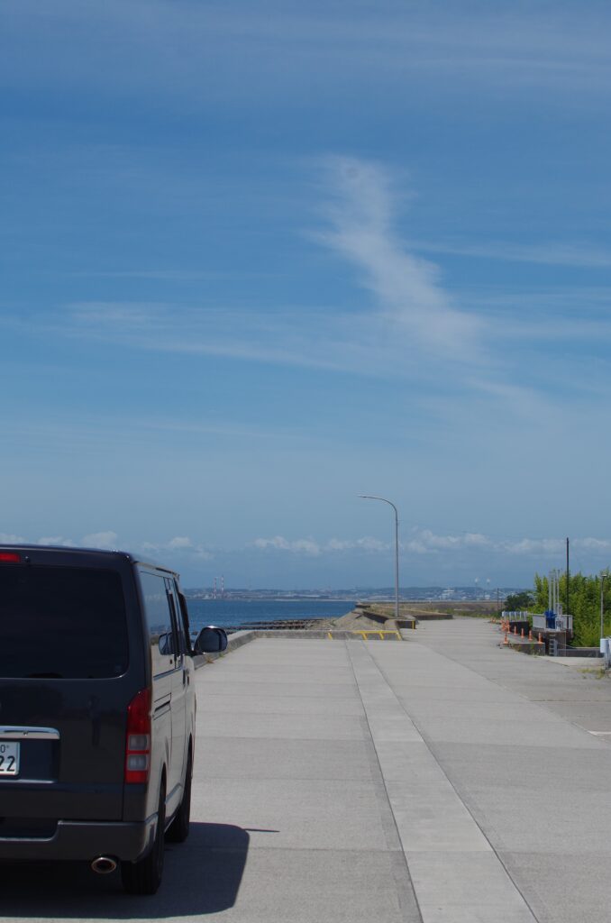 いつもの海沿いに停めた車