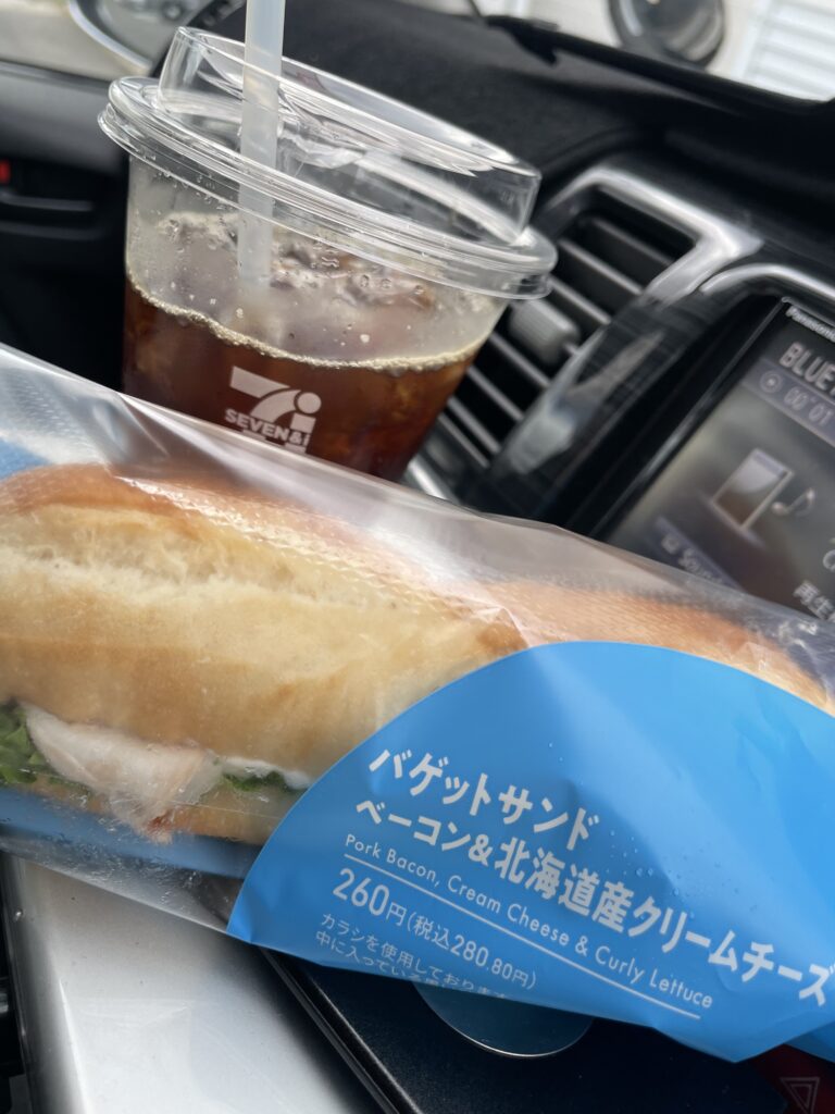 セブンイレブンのバゲットサンドとアイスコーヒー